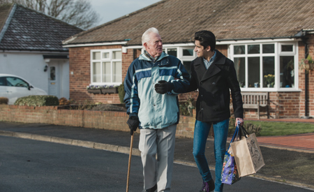 Mand hjælper ældre med indkøb