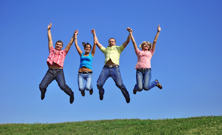 4 mennesker, der hopper op i luften